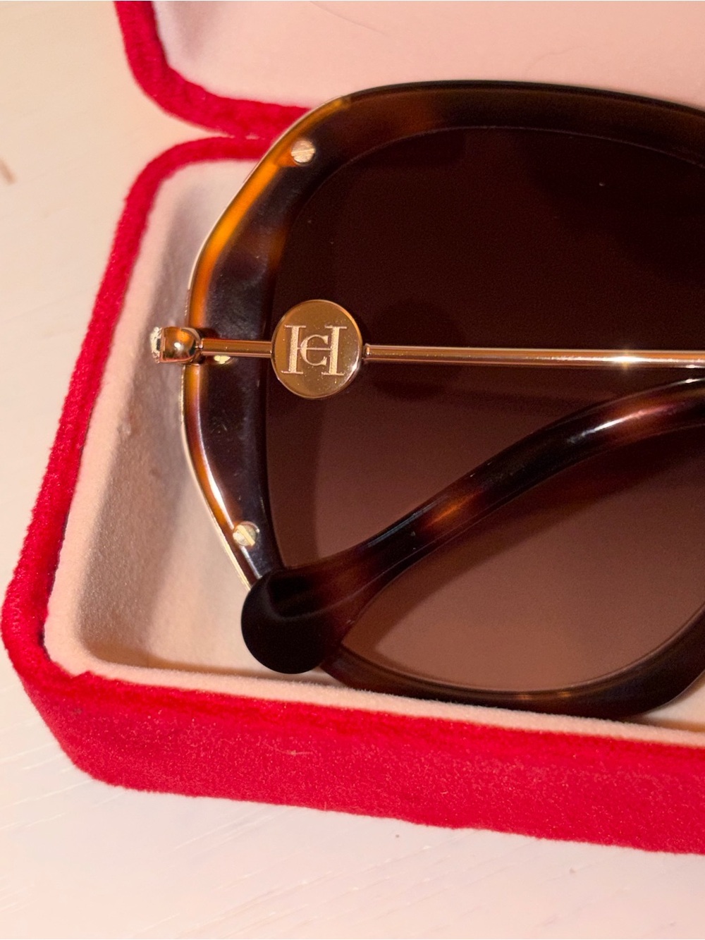 Carolina Herrera Brown Gradient Oversized Sunglasses with Gold Accents 54 21 145 - Picture 10 of 13
